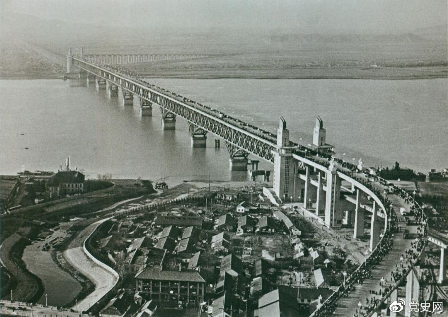 1968年12月29日， 南京長(zhǎng)江大橋全面建成通車。這是當(dāng)時(shí)中國(guó)自行設(shè)計(jì)建造的最大的鐵路、公路兩用橋。